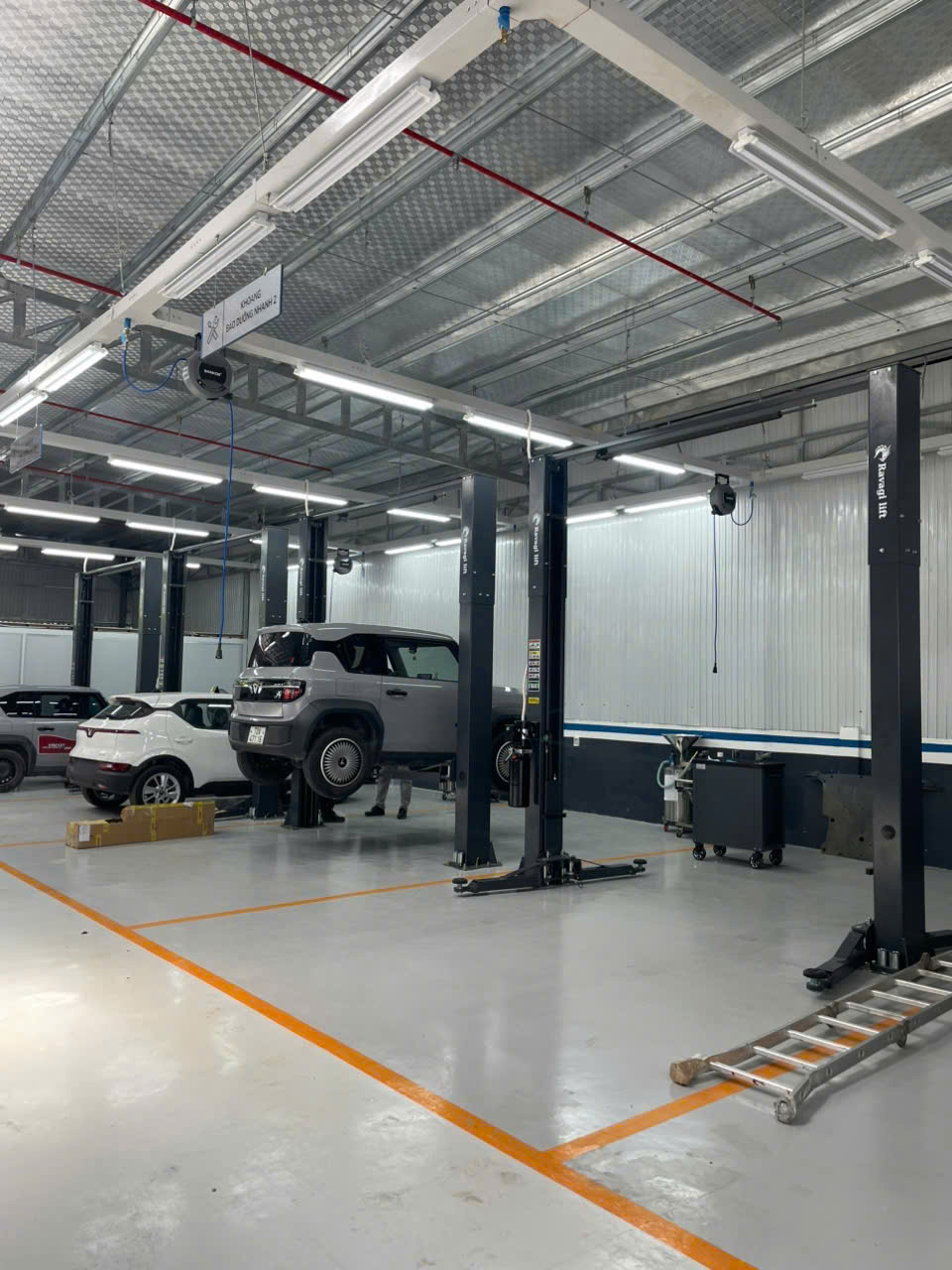 Cầu nâng ô tô 2 trụ 4 tấn Ravagi lift RV-4000A