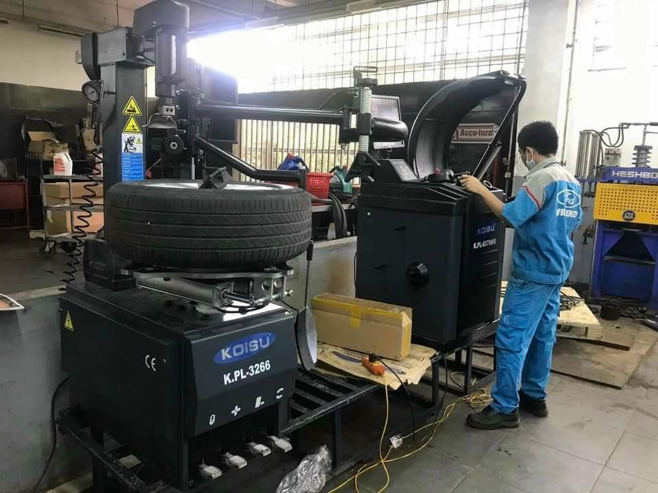 máy ra vỏ lốp có cánh tay trợ lực thương hiệu nhật bản koisu pl-3266